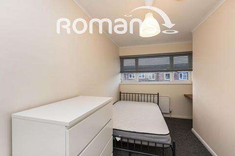 1 bedroom in a house share to rent, Dollis Drive, Farnham, GU9