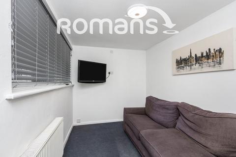 1 bedroom in a house share to rent, Dollis Drive, Farnham, GU9