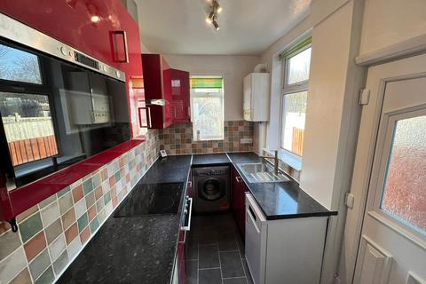 2 bedroom terraced house to rent, Fox Grove, NG5