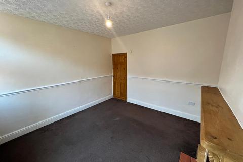 2 bedroom terraced house to rent, Fox Grove, NG5