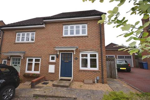 2 bedroom end of terrace house to rent, Chineham Close Fleet