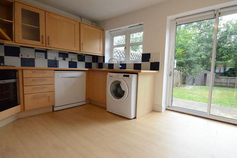 2 bedroom end of terrace house to rent, Chineham Close Fleet