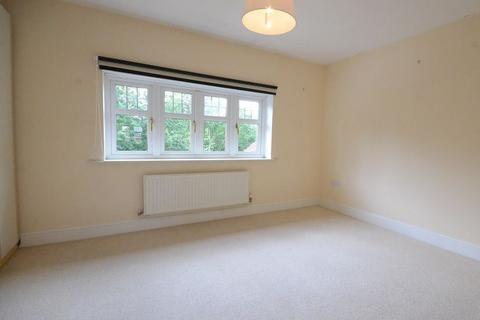 2 bedroom end of terrace house to rent, Chineham Close Fleet