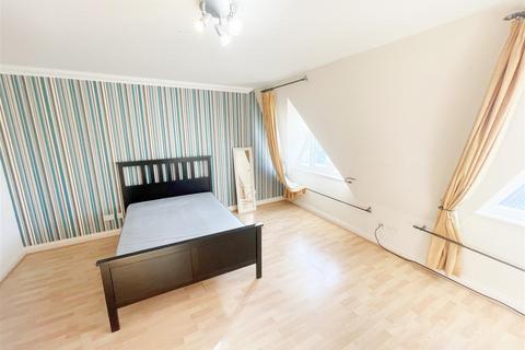 4 bedroom apartment to rent, North Row, Central Milton Keynes