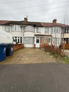 4 bedroom semi-detached house to rent, UB1 2PB