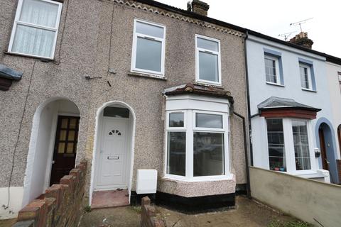 3 bedroom terraced house to rent, Grove Road, Grays