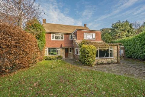 Neville Close, Esher KT10