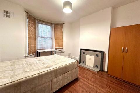 5 bedroom terraced house to rent, Beechfield Road, London