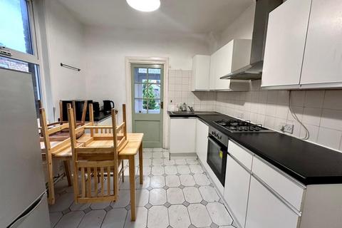 5 bedroom terraced house to rent, Beechfield Road, London