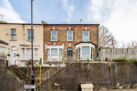 137 Tewson Road, London, SE18 1AZ