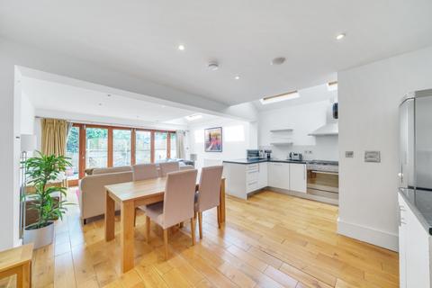 2 bedroom apartment to rent, Beauchamp Road Battersea SW11