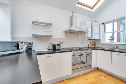 2 bedroom apartment to rent, Beauchamp Road Battersea SW11