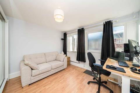 2 bedroom flat for sale, Banbury Street, London SW11