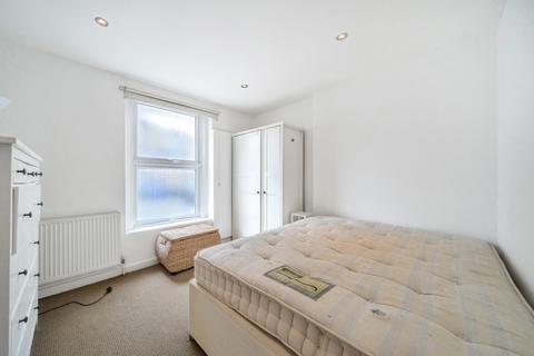 2 bedroom flat to rent, Queenstown Road Battersea SW8