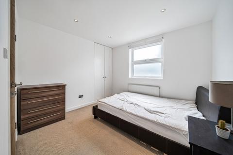 2 bedroom flat to rent, Queenstown Road Battersea SW8