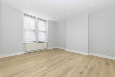 4 bedroom flat to rent, Hastings Road, London W13