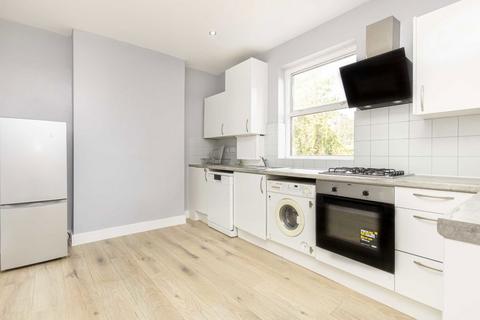 4 bedroom flat to rent, Hastings Road, London W13