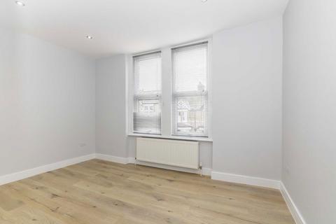 4 bedroom flat to rent, Hastings Road, London W13