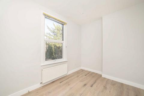 4 bedroom flat to rent, Hastings Road, London W13