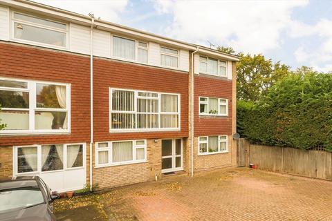 Lanark Close, London W5