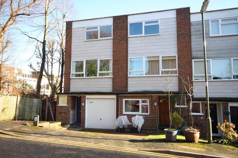 2 bedroom terraced house to rent, Constitution Hill, Woking GU22