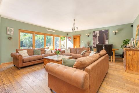 4 bedroom detached bungalow for sale, Icknield Way, Letchworth Garden City, Herts SG6 4UE