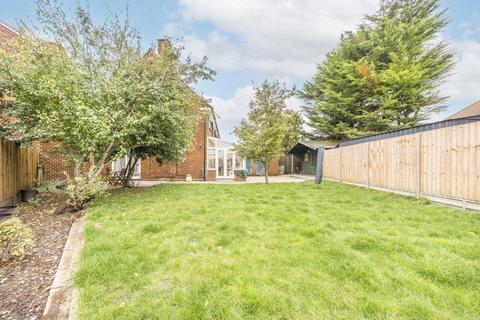 3 bedroom house for sale, Grove Crescent, Hanworth TW13