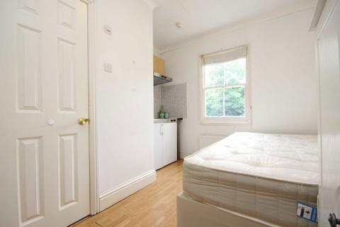 Studio to rent, Hammersmith Grove, London W6