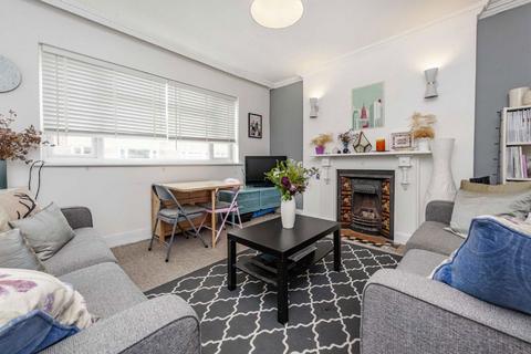 2 bedroom flat for sale, Poynders Road, London SW4