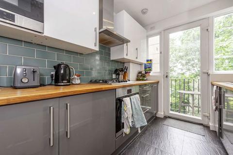 2 bedroom flat for sale, Poynders Road, London SW4