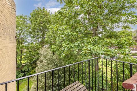 2 bedroom flat for sale, Poynders Road, London SW4