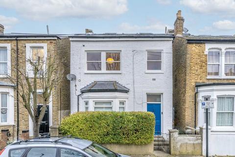 3 bedroom flat to rent, Winslade Road, London SW2