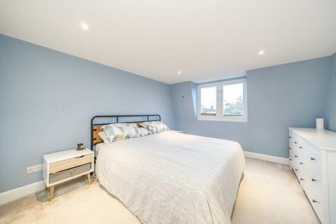 3 bedroom flat to rent, Winslade Road, London SW2