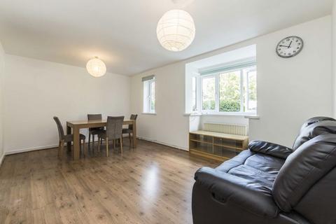 2 bedroom flat to rent, Woodgate Drive, London SW16