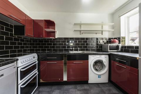 2 bedroom flat to rent, Woodgate Drive, London SW16