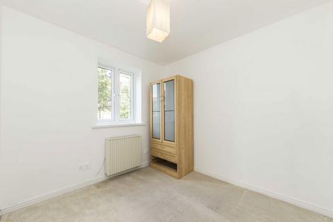 2 bedroom flat to rent, Woodgate Drive, London SW16