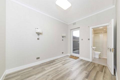 2 bedroom flat for sale, Manor Road, London W13