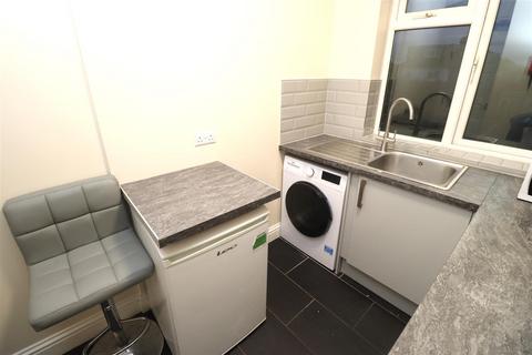 Studio to rent, Norwood Drive, Harrow