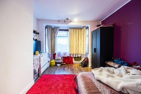 1047 Newham Way, London, E6 5JL