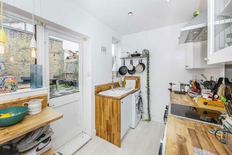 2 bedroom flat for sale, Garratt Lane, London SW18