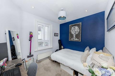 2 bedroom flat for sale, Garratt Lane, London SW18