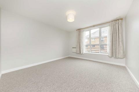 2 bedroom flat to rent, High Street, Brentford TW8