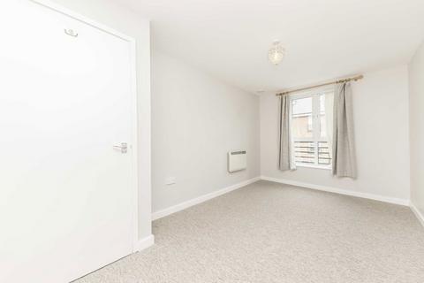 2 bedroom flat to rent, High Street, Brentford TW8