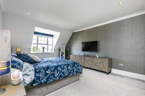 2 bedroom flat for sale, Oatlands Chase, Weybridge KT13