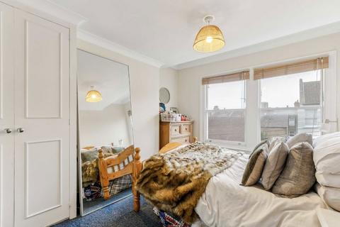 3 bedroom flat to rent, Prideaux Road, London SW9