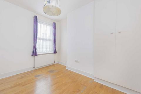 2 bedroom flat to rent, Church Road, London W7