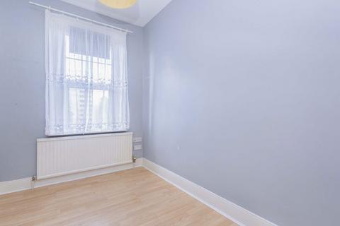 2 bedroom flat to rent, Church Road, London W7