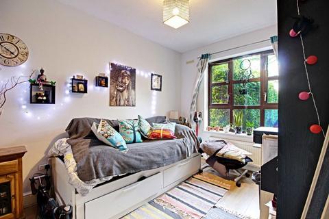 2 bedroom flat to rent, Woodside Lane, London N12