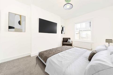 2 bedroom flat to rent, Linden Gardens, London W4