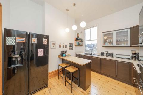 3 bedroom flat for sale, Hanley Road, London N4